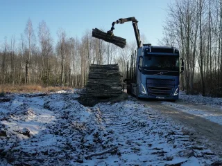 http://Apaļkoku%20iegāde%20pie%20ceļa%20attēls