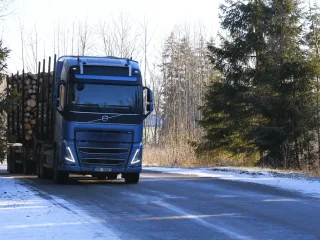 Apaļkoku iegāde pie ceļa