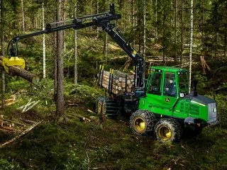 http://Forvardera/Harvestera%20operators%20attēls