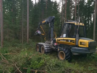 Sniedz harvestera pakalpojumus