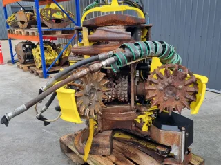 http://John%20Deere%20H413%20attēls