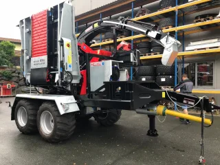 http://IN%20STOCK%20NOW%20Mus-Max%20Wood%20Terminator%209%20XL%20Z%20Tractor%20Chipper%20attēls