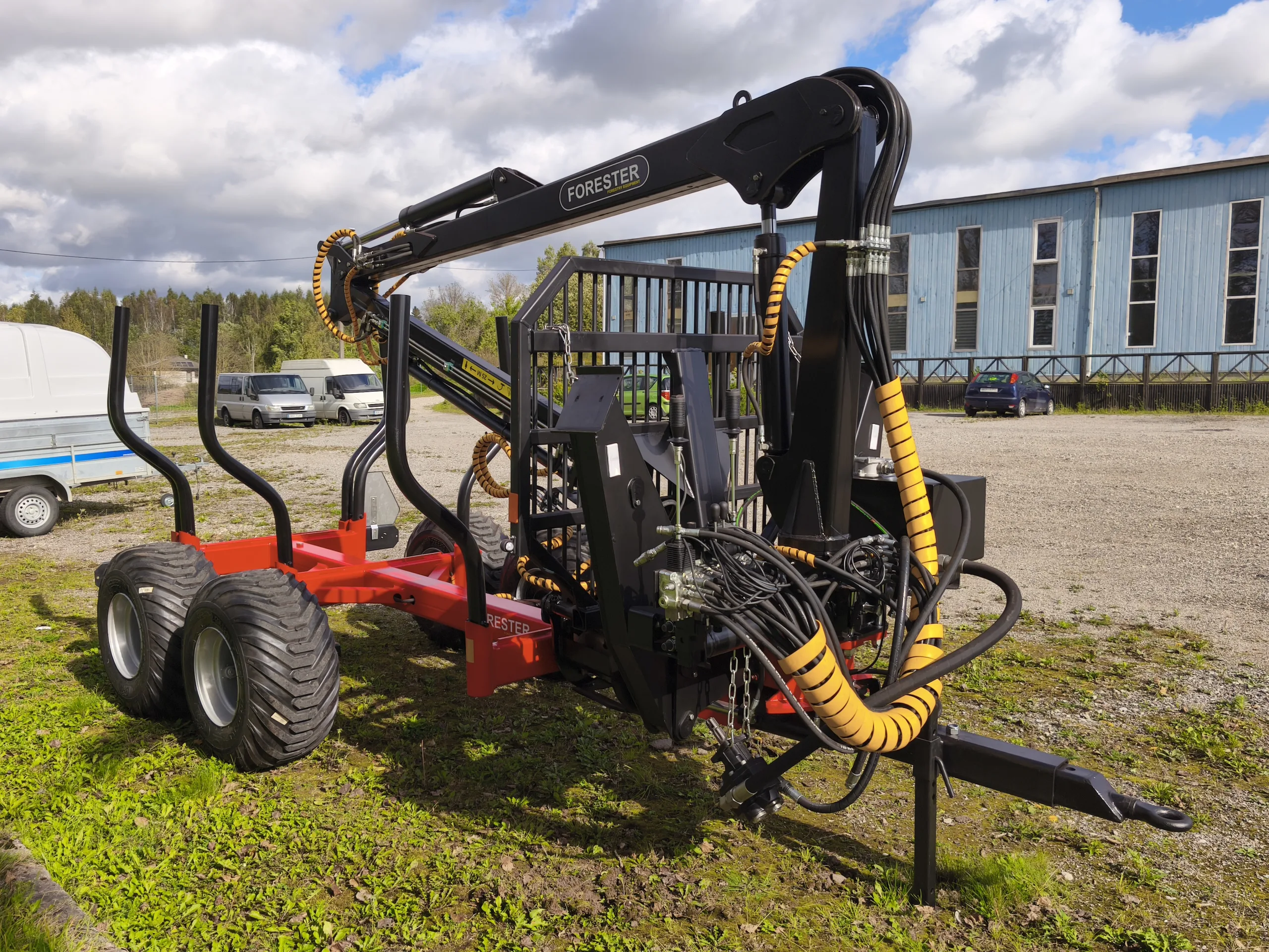 http://Forester%20FT-9%20meža%20piekabe%20ar%20FC-67L%20celtni%20un%20FG-20%20baļķu%20satvērēju%20attēls